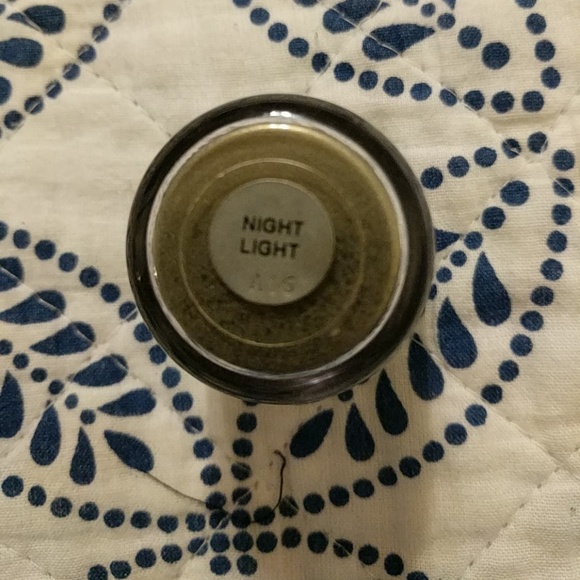 MAC pigment in night light - Picture 2 of 3